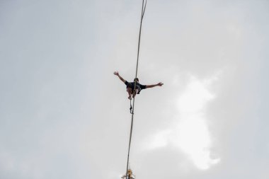 Alttan Fotoğraf, yolun ortasında yayılmış kolları ile cesur ip yürüteç