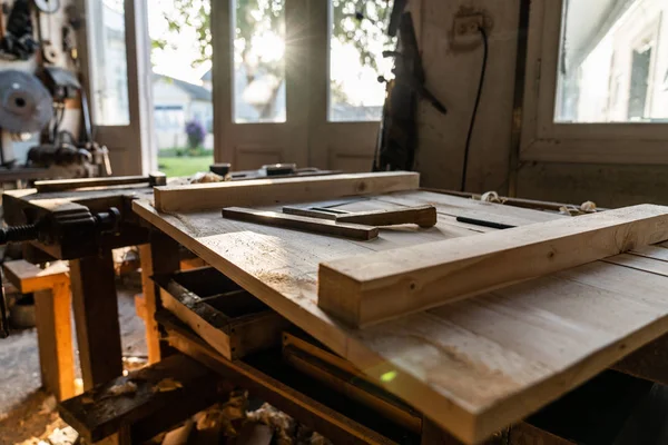 Foto di bella casa laboratorio di legno, un sacco di strumenti sul tavolo e appendere alla parete — Foto Stock