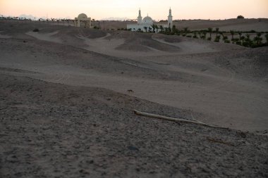 Çölde inanılmaz güzel gün batımı, yaz saati