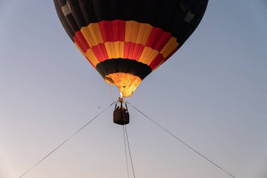 Yere halatlara bağlı renkli hava balonu