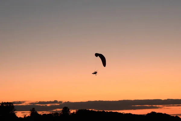 Photo of the hang glider that flying in the sky — Stock Photo, Image