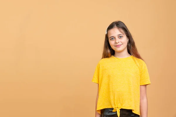 Sarı tişörtlü güzel genç kızın portresi. — Stok fotoğraf