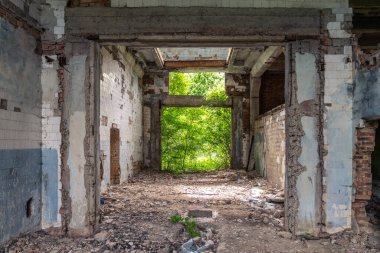 Eski yıkılmış binaların kalıntıları. Kırsal yapı enkazı