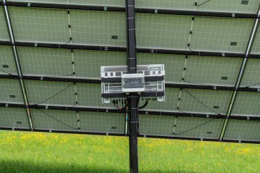 Güneş enerjisi istasyonunda arka plan fotovoltaikleri