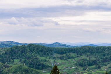 Dağ vadisi, doğal yaz ya da bahar manzarası