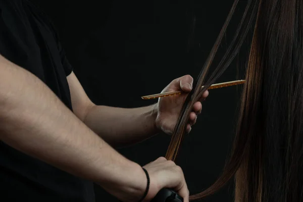 Master hairdresser coiffeur doing a hairstyle in barber salon for young woman. Comb, indoor — Stock Photo, Image