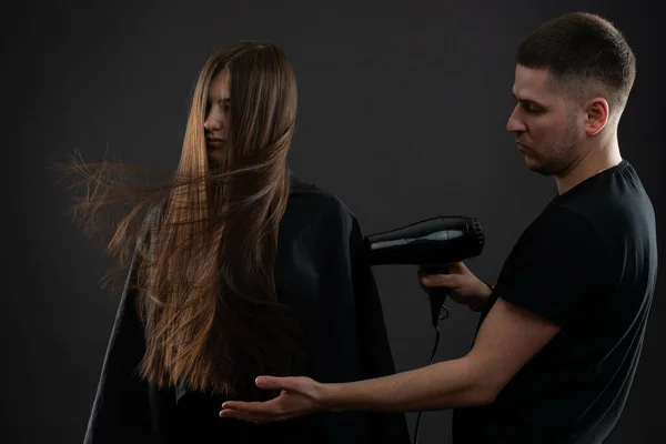 Młoda kobieta coraz nową fryzurę w salonie fryzjerskim — Zdjęcie stockowe