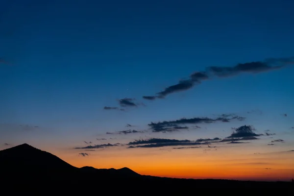 Panorama colorido magnífico pôr do sol no campo acima de colinas e campos — Fotografia de Stock