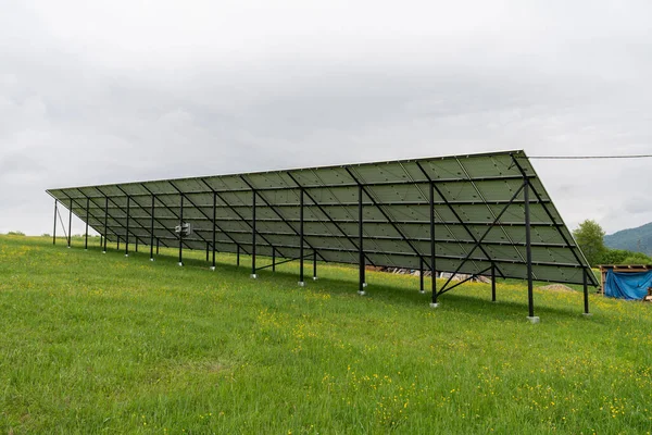 Gökyüzü arka planındaki fotovoltaik güneş enerjisi panelinin arka planı