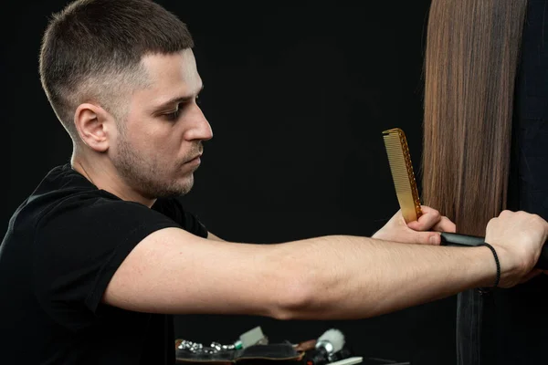 Giovane parrucchiere professionista con modello di capelli lunghi bruna — Foto Stock