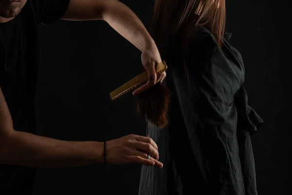 Männlich friseur ist schneiden die enden der die haare von ein frau — Stockfoto