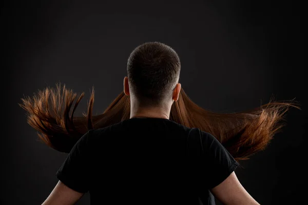 Penata rambut berdiri kembali ke kamera di depan klien wanita cantik — Stok Foto