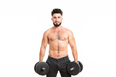 Dambılı kaslı adam beyaz arka planda izole edilmiş. Güçlü erkek çıplak gövde kasları