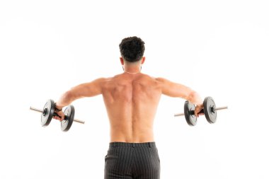 Atletik adam, kaslı vücudunu gösteriyor. Dambıl, dikiz aynası, uzun boylu, beyaz arka planda izole edilmiş.