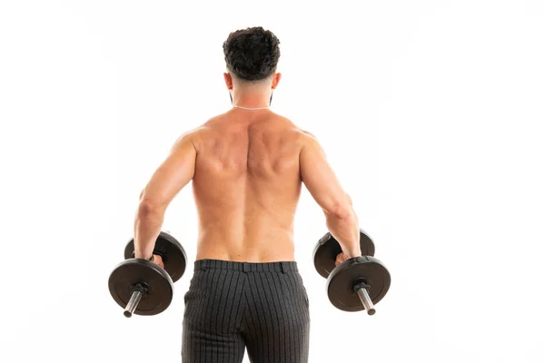 Rücken des schulterfreien, muskulösen jungen Mannes mit Hanteln — Stockfoto