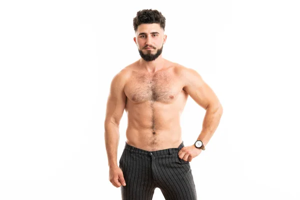 Culturista posando. Hermoso chico deportivo poder masculino. Hombre musculoso de fitness. Concepto deportivo con espacio de copia —  Fotos de Stock