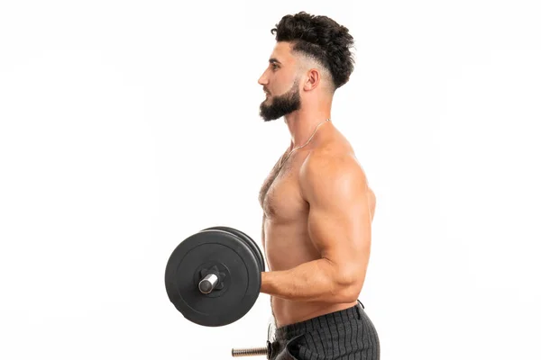 Muskulöser Mann beim Training mit Kurzhanteln am Bizeps, kräftiger nackter Oberkörper — Stockfoto