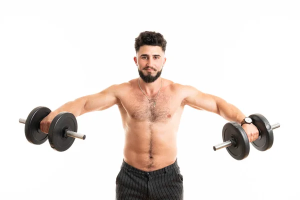 Torso-Aufnahme eines jungen Mannes mit nackten Brustheben-Hanteln. Fitter junger Mann beim Training mit Kurzhanteln auf weißem Hintergrund — Stockfoto