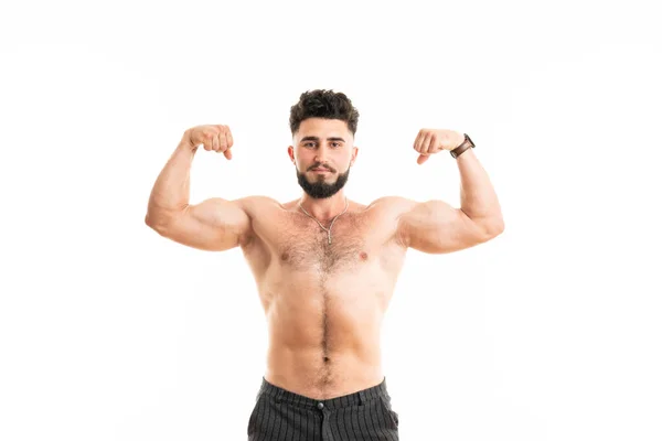 Muscular hombre culturista aislado sobre un fondo blanco. Hombre muestra sus músculos —  Fotos de Stock