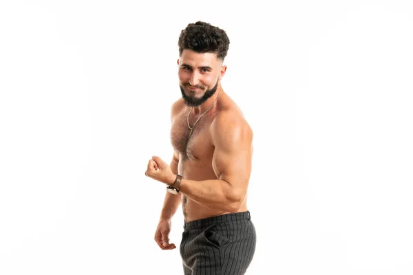 Sport, gymnase et concept de force. Sexy beau jeune homme musclé en parfaite forme, debout avec torse nu, levant fièrement la main montrant de gros muscles forts Photos De Stock Libres De Droits