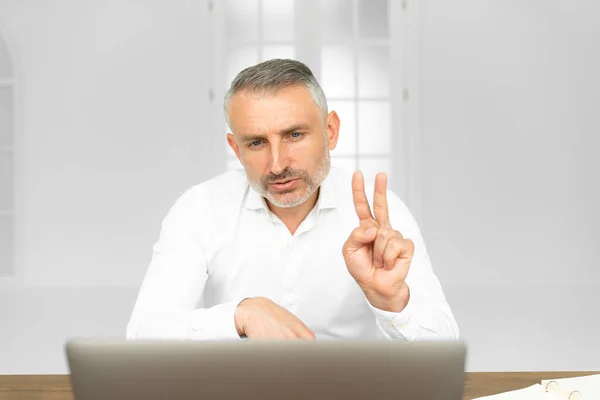 Inspiring productivity with a wealth of technology, adult man talking at video call — Stock Photo, Image