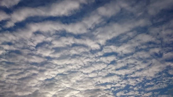 Mavi Bir Gökyüzü Bulutlar — Stok fotoğraf