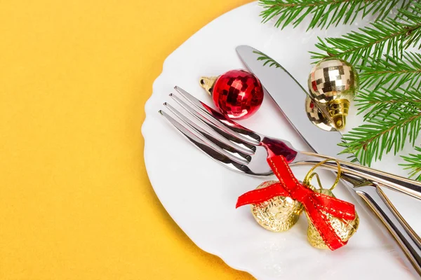 Christmas Plate Yellow Background — Stock Photo, Image