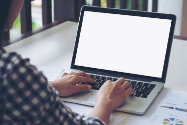 İş kadını iş raporu üzerinde çalışan klavye laptop yazarak. Boş belgili tanımlık perde ile kopya alanı metin veya reklam içeriği için. Seçici odak.
