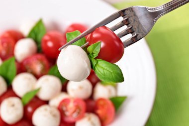 Çatalı Caprese salatası Mozzarella peyniri, domates ve fesleğen yaprakları