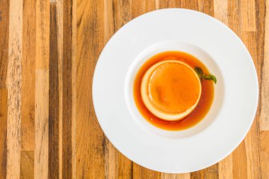 Karamel kremalı puding beyaz plaka - seçici odak noktası