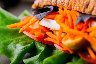 Bir sağlıklı sandviç içinde koyun havuç