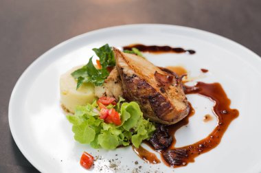 Taze salata ile tavuk göğsü