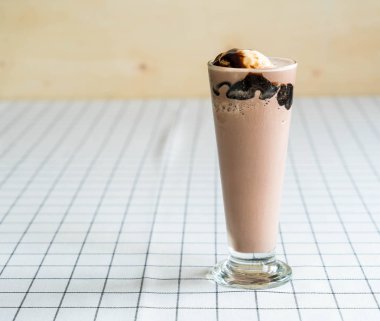 Top vanilyalı dondurma ile çikolata frappe