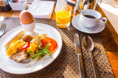 Kahvaltıda yumurtalı omlet.