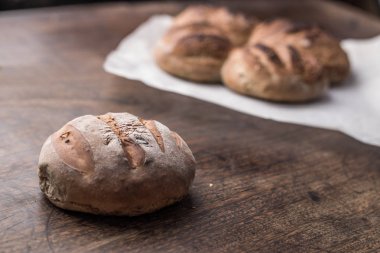 Taze ekmek dilimi ve kırsal masada bıçak kesme.