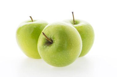 Yeşil Elma beyaz arkaplanda izole edildi