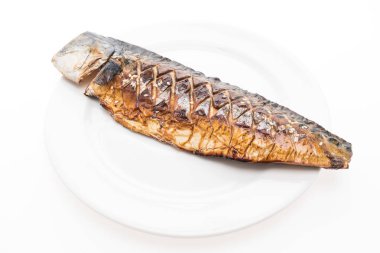 Izgara saba balık beyaz tabak beyaz arka plan üzerinde izole içinde tatlı sos ile