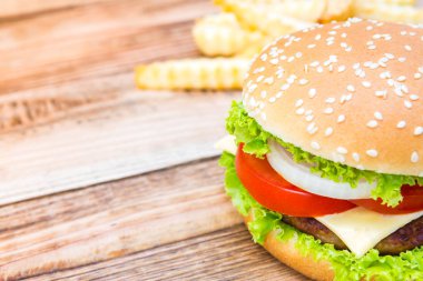 Hamburger üzerinde ahşap masa, güneş flare filtre efekti
