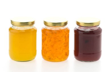 Reçel kavanozu beyaz arkaplanda izole edildi