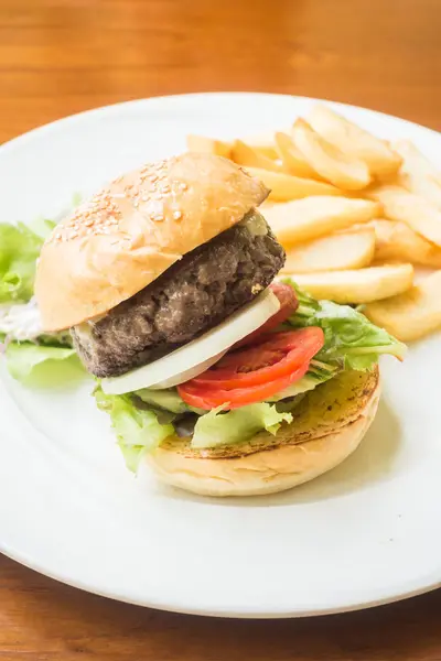 Гамбургер Говядины Картошкой Фри Белой Тарелке Стиль Нездоровой Пищи — стоковое фото