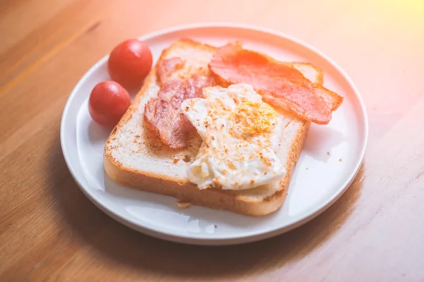 sebze, yumurta ve ev yapımı yayılması ile ekmek