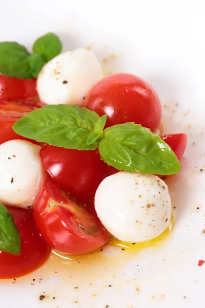 Mozzarella peyniri, domates ve fesleğen yaprakları ile Caprese salatası