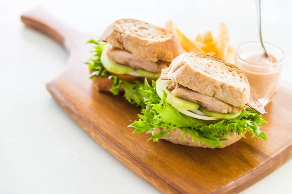 Panino Pollo Patatine Fritte Vassoio Legno — Foto Stock