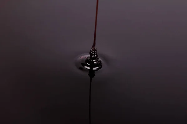 Beyaz arka plan üzerinde izole çikolata akışı