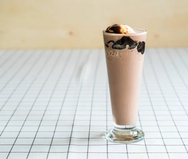 Top vanilyalı dondurma ile çikolata frappe