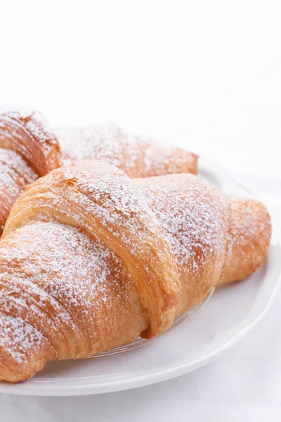 Nahaufnahme Von Croissant Auf Einem Weißen Teller Selektive Fokussierung — Stockfoto