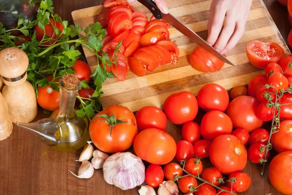 女性の手の台所でトマトをスライスのクローズ アップ — ストック写真