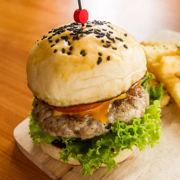 Hame Wykonane Burger Drewnianej Desce — Zdjęcie stockowe