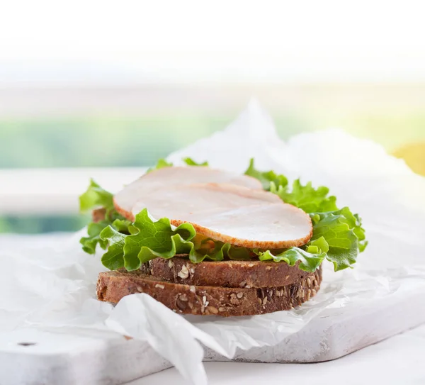 Домашній Смачний Бутерброд Листям Салату Шинкою Обробній Дошці Кухонному Фоні — стокове фото