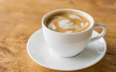 Ahşap masadaki Latte Kahve Sanatı